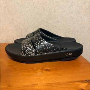 OOFOS OOahh Luxe Slide Sandals Black and Silver Women Size 9